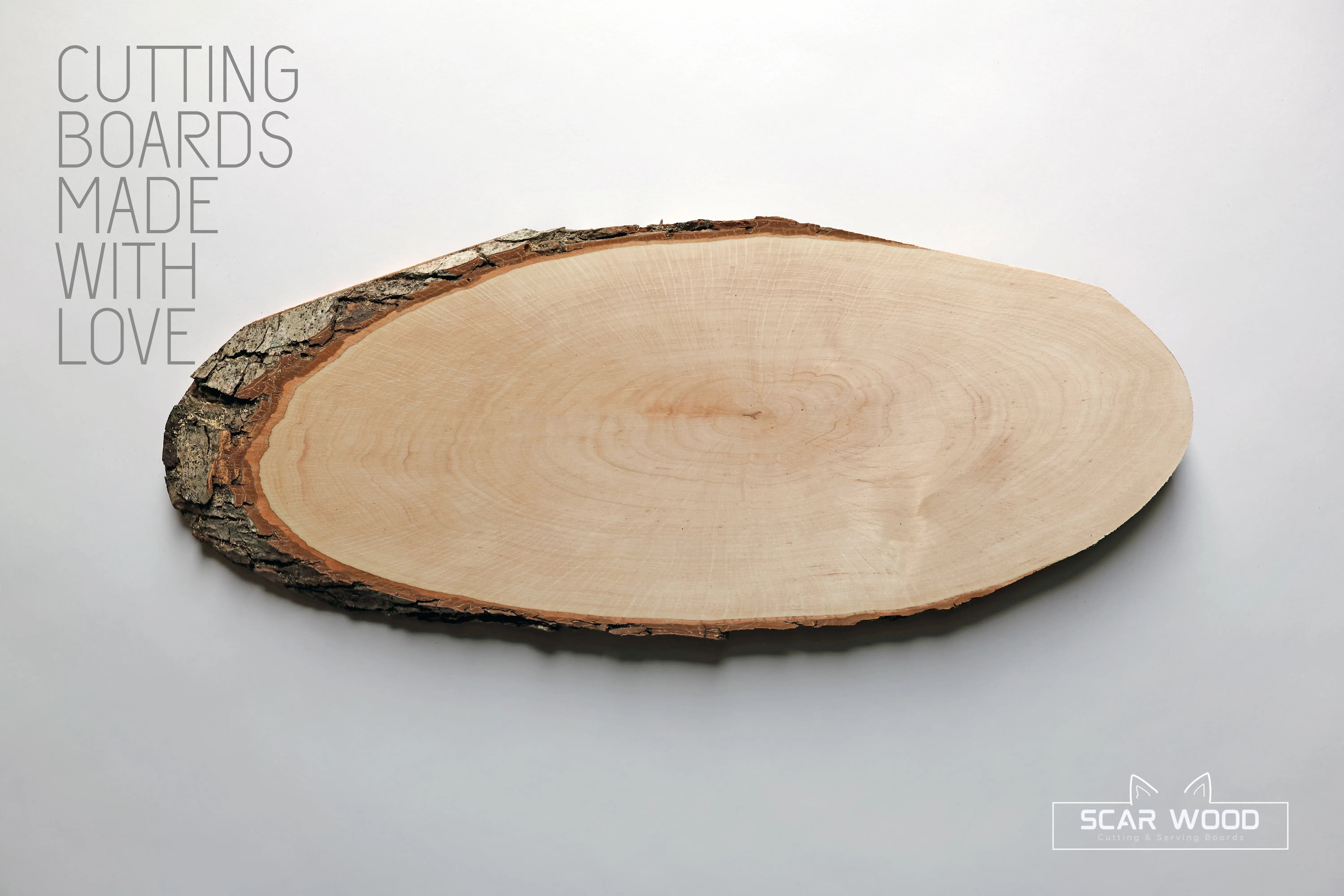 Mala (24–26 cm) ovalna natur daska za posluživanje od johe